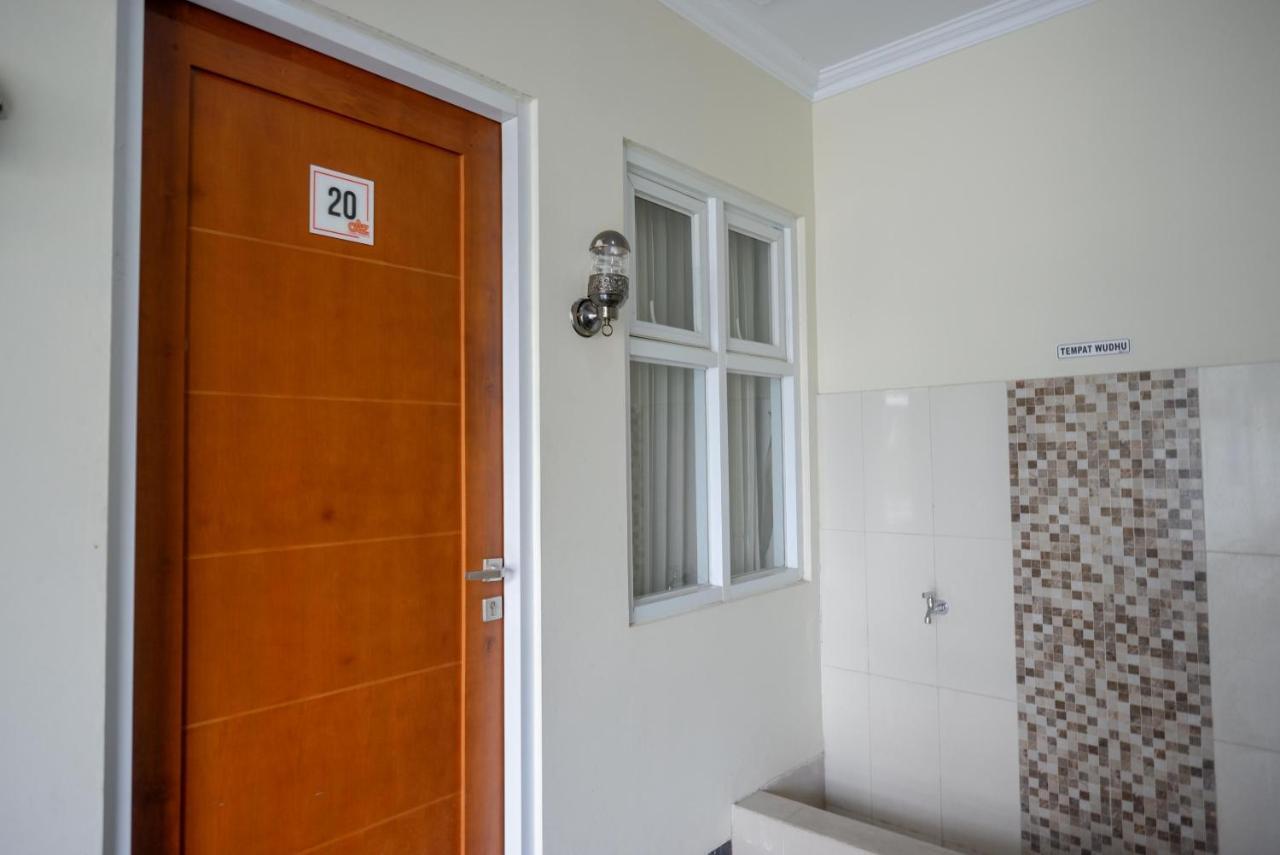 Urbanview Hotel Syariah Casa Azmya Yogyakarta By Reddoorz Kejayan Exterior photo